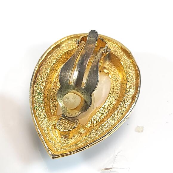 Vintage Navy and Gold Clip-on Earrings, Pearl Center, Retro Teardrop Design - Picture 3 of 10